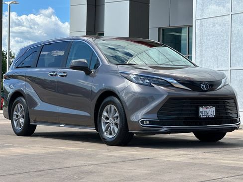 Certified 2022 Toyota Sienna XLE FWD image 2