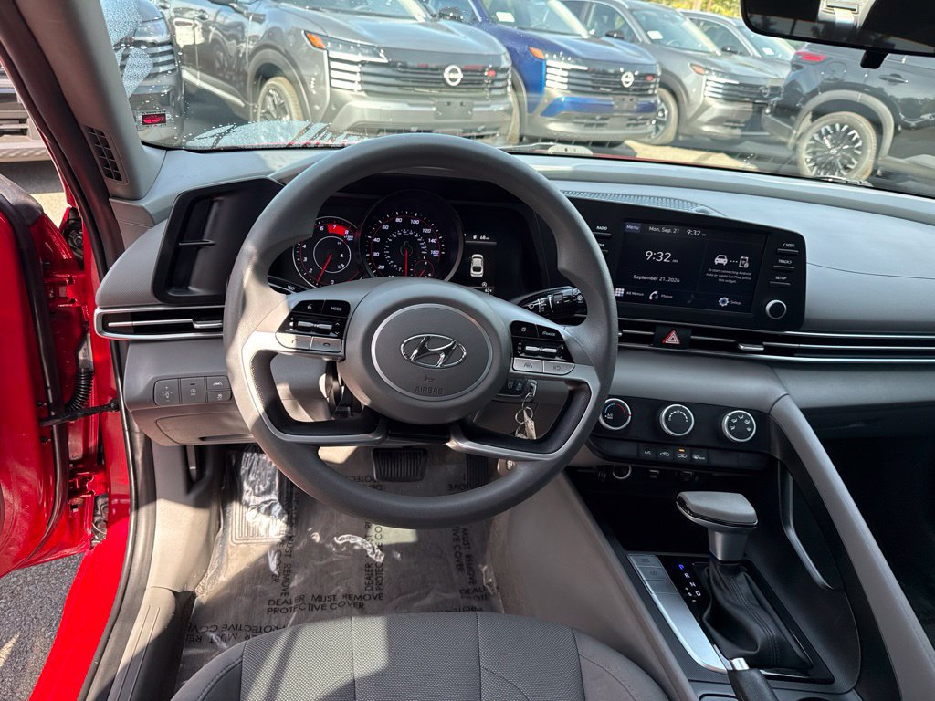 Used 2022 Hyundai Elantra SE FWD image 18