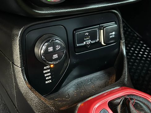 Used 2017 Jeep Renegade Trailhawk w/ Premium Trailhawk Package AWD/4WD image 39