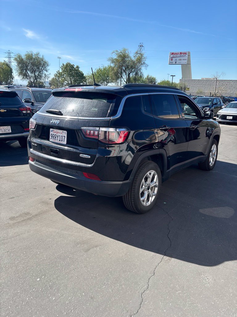 Used 2025 Jeep Compass Latitude w/ Sun & Sound Group AWD/4WD image 4