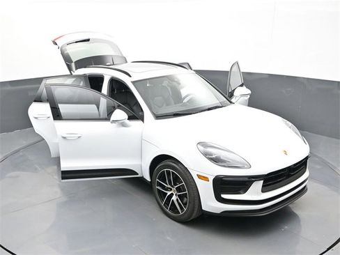 Used 2024 Porsche Macan w/ Premium Plus Package image 31