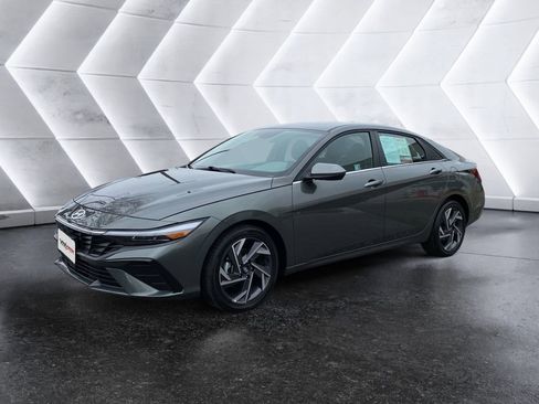 Used 2025 Hyundai Elantra SEL image 3