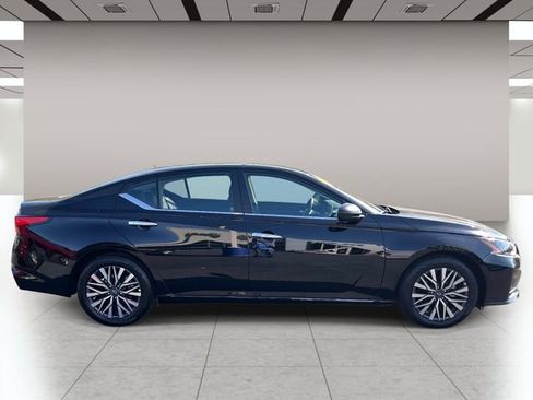 Used 2025 Nissan Altima 2.5 SV FWD image 2