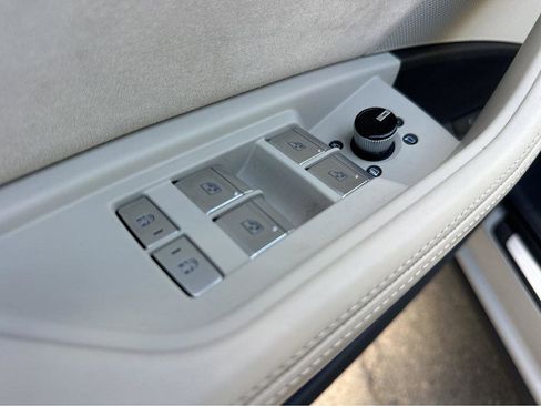 Used 2021 Audi e-tron Prestige w/ Prestige Package image 33
