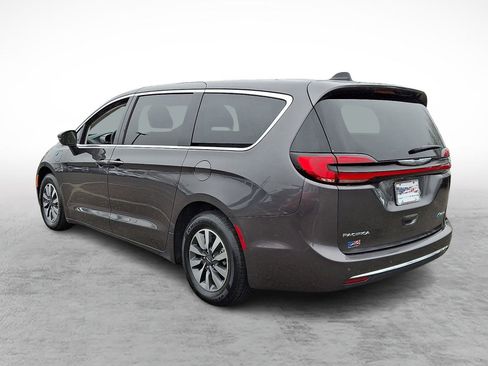 Used 2023 Chrysler Pacifica Touring-L FWD image 3