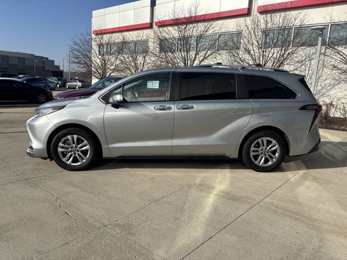 Used 2023 Toyota Sienna Limited image 9
