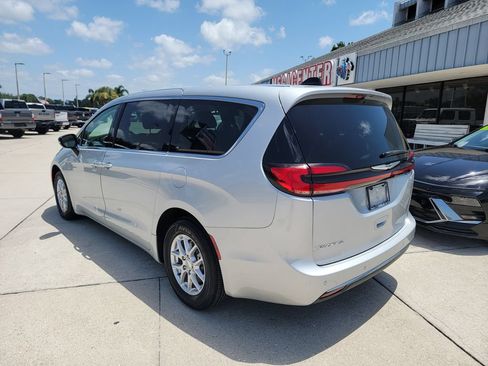 Used 2024 Chrysler Pacifica Touring-L FWD image 3