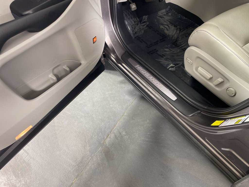 Used 2019 Toyota Highlander Limited Platinum AWD/4WD image 24
