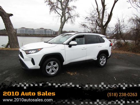 Used 2021 Toyota RAV4 LE image 1