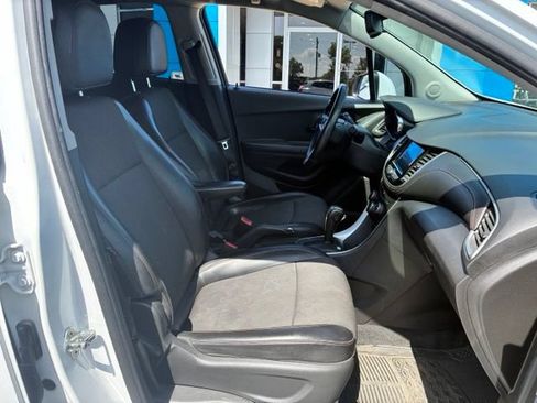 Used 2021 Chevrolet Trax LT w/ LT Convenience Package FWD image 9