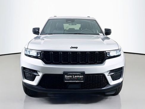 New 2025 Jeep Grand Cherokee Laredo image 2