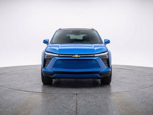Used 2025 Chevrolet Blazer LT FWD image 2