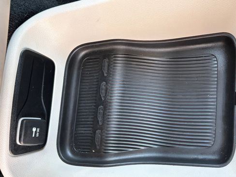 Used 2024 Chrysler Pacifica Touring-L FWD image 30