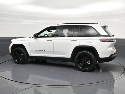 Used 2024 Jeep Grand Cherokee Limited w/ Black Appearance Package AWD/4WD image 8