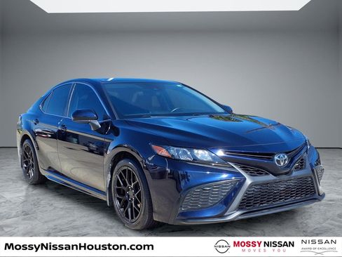 Used 2021 Toyota Camry SE image 1