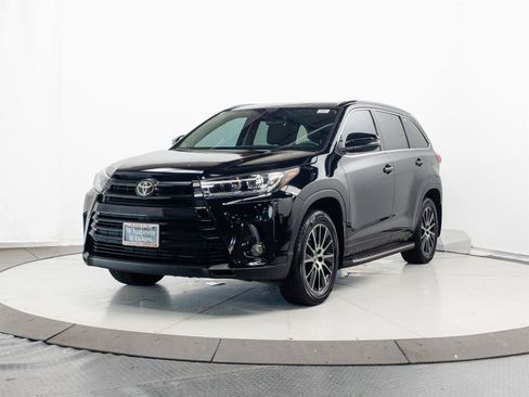 Used 2017 Toyota Highlander SE FWD image 3