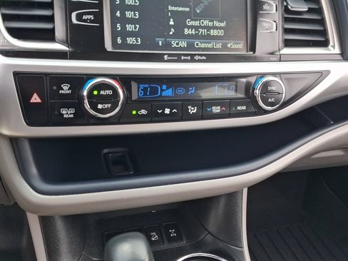 Used 2017 Toyota Highlander Plus AWD/4WD image 17