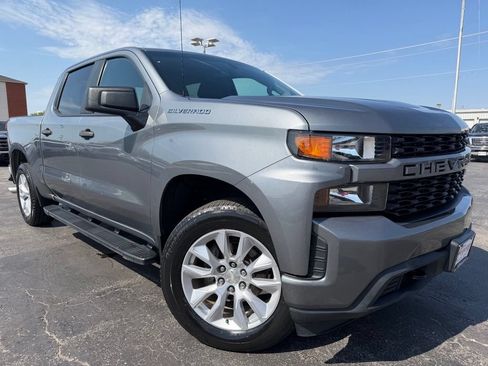 Used 2019 Chevrolet Silverado 1500 Custom w/ Custom Convenience Package AWD/4WD image 2