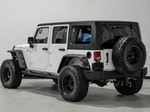 Used 2015 Jeep Wrangler Unlimited Rubicon w/ Connectivity Group AWD/4WD image 8