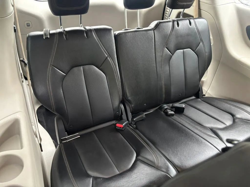 Used 2018 Chrysler Pacifica Touring-L FWD image 17