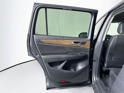 Used 2025 Volkswagen Atlas SE image 25