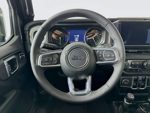 Used 2025 Jeep Wrangler Sahara image 18