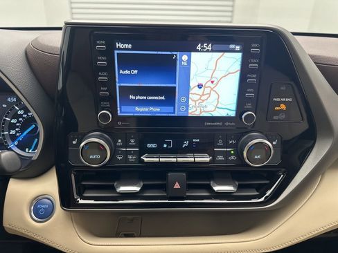 Used 2021 Toyota Highlander XLE image 22