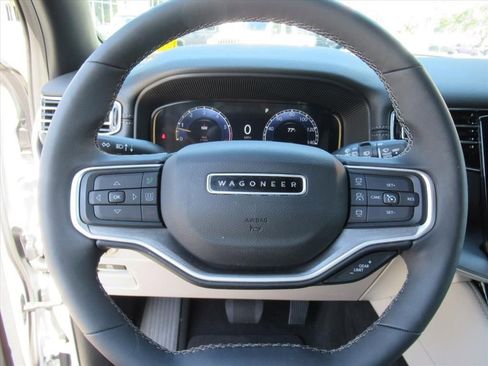 Used 2025 Jeep Wagoneer 4WD image 21