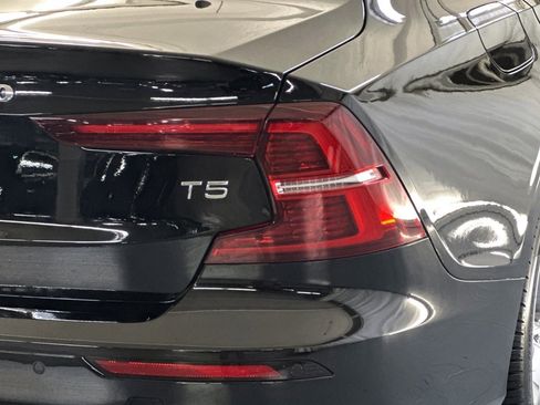 Used 2021 Volvo S60 T5 Momentum image 12