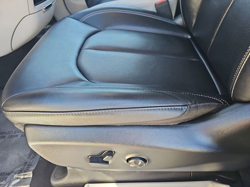 Used 2024 Chrysler Pacifica Touring-L image 30