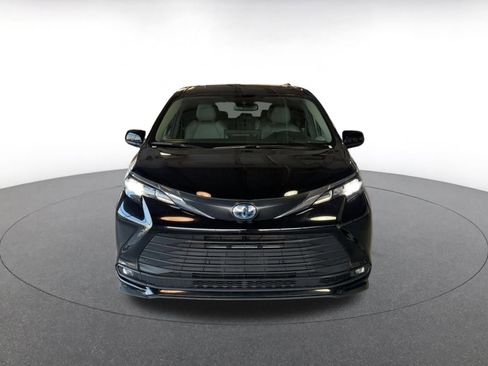 Used 2025 Toyota Sienna XLE image 5