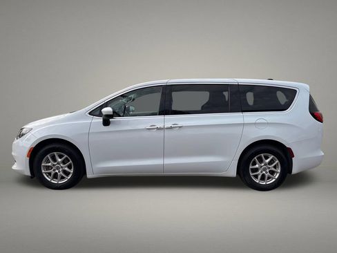 Used 2022 Chrysler Voyager LX FWD image 2