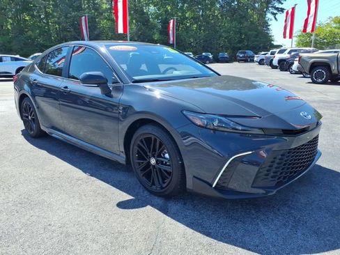 Used 2025 Toyota Camry SE FWD image 1
