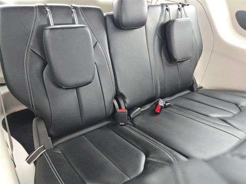 Certified 2024 Chrysler Pacifica Limited FWD image 12