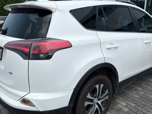 Used 2018 Toyota RAV4 LE FWD image 10
