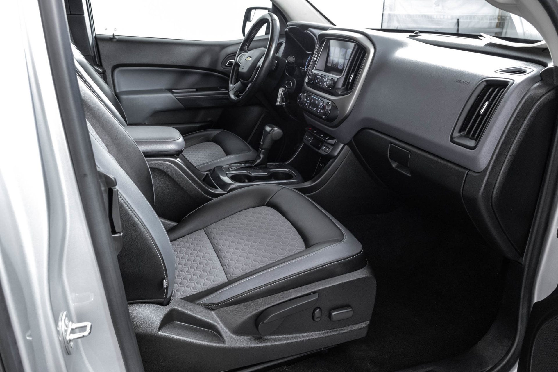 Used 2017 Chevrolet Colorado Z71 AWD/4WD image 39
