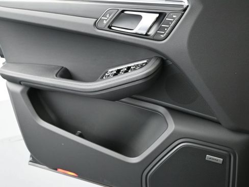Certified 2026 Porsche Macan AWD/4WD image 11