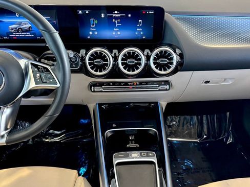 Used 2025 Mercedes-Benz GLA 250 4MATIC w/ Winter Package image 32