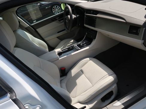 Used 2017 Jaguar XF Prestige image 24