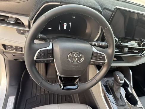 Certified 2025 Toyota Highlander Limited FWD image 16