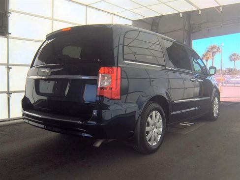 Used 2013 Chrysler Town & Country Touring image 5