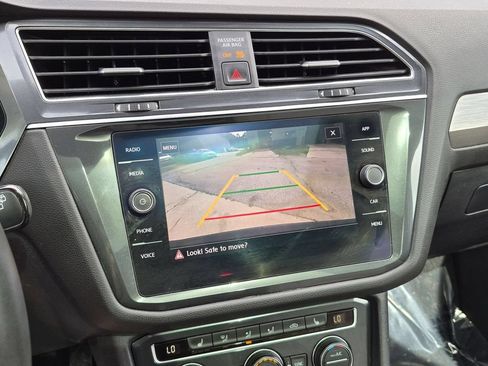 Used 2020 Volkswagen Tiguan SE w/ Panoramic Sunroof Package FWD image 24