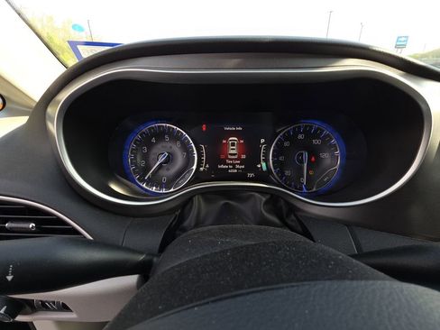 Used 2023 Chrysler Pacifica Touring-L image 9