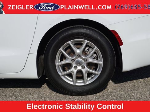 Used 2024 Chrysler Pacifica Touring-L FWD image 9