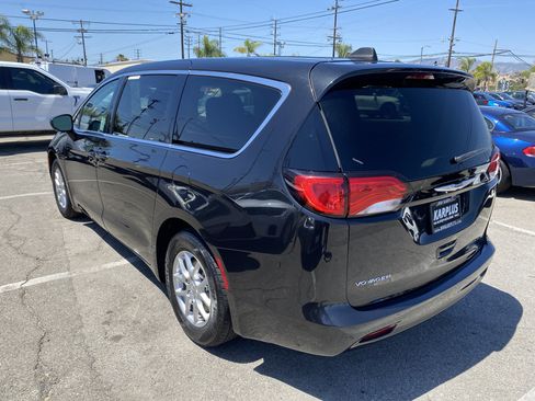 Used 2023 Chrysler Voyager LX FWD image 9