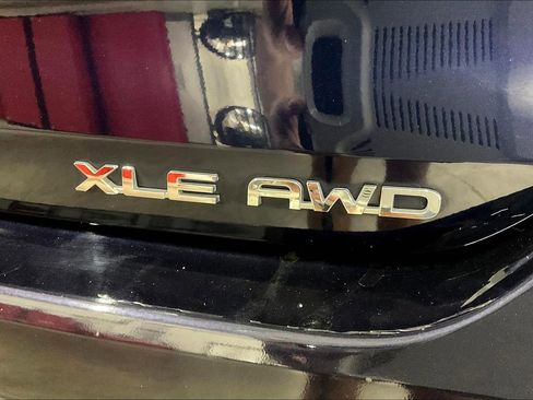 Used 2022 Toyota Highlander XLE image 10