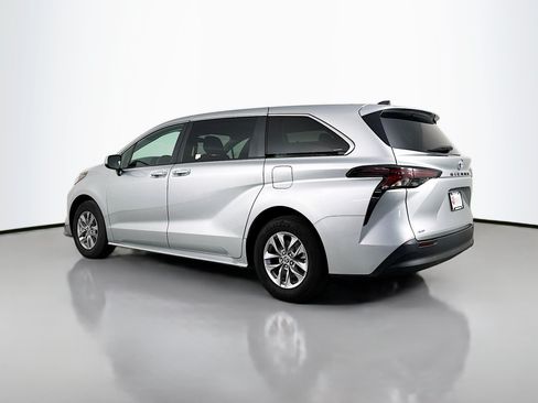 Used 2024 Toyota Sienna LE AWD/4WD image 5