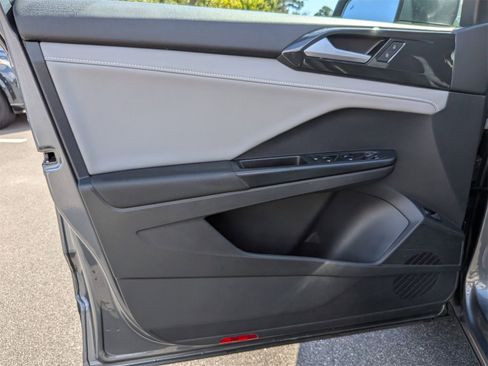 Used 2022 Volkswagen Taos SEL image 12