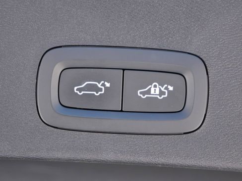 Used 2024 Volvo XC40 B5 Core image 24