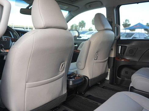 Used 2017 Toyota Sienna Limited Premium FWD image 13